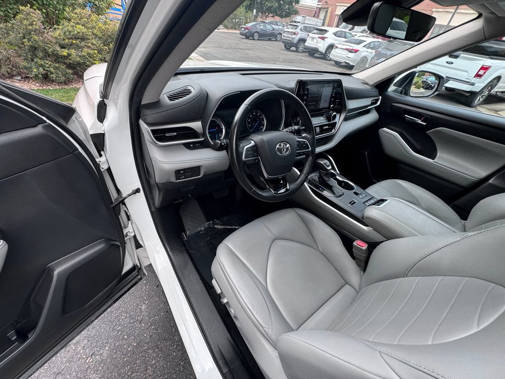 Used 2020 Toyota Highlander XLE AWD/4WD image 20