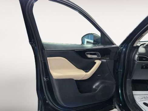 Used 2017 Jaguar F-PACE Premium image 5