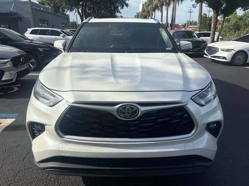 Used 2020 Toyota Highlander XLE AWD/4WD image 2