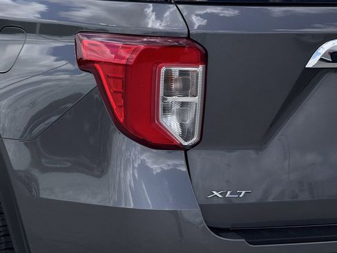 Used 2022 Ford Explorer XLT w/ Equipment Group 202A image 10