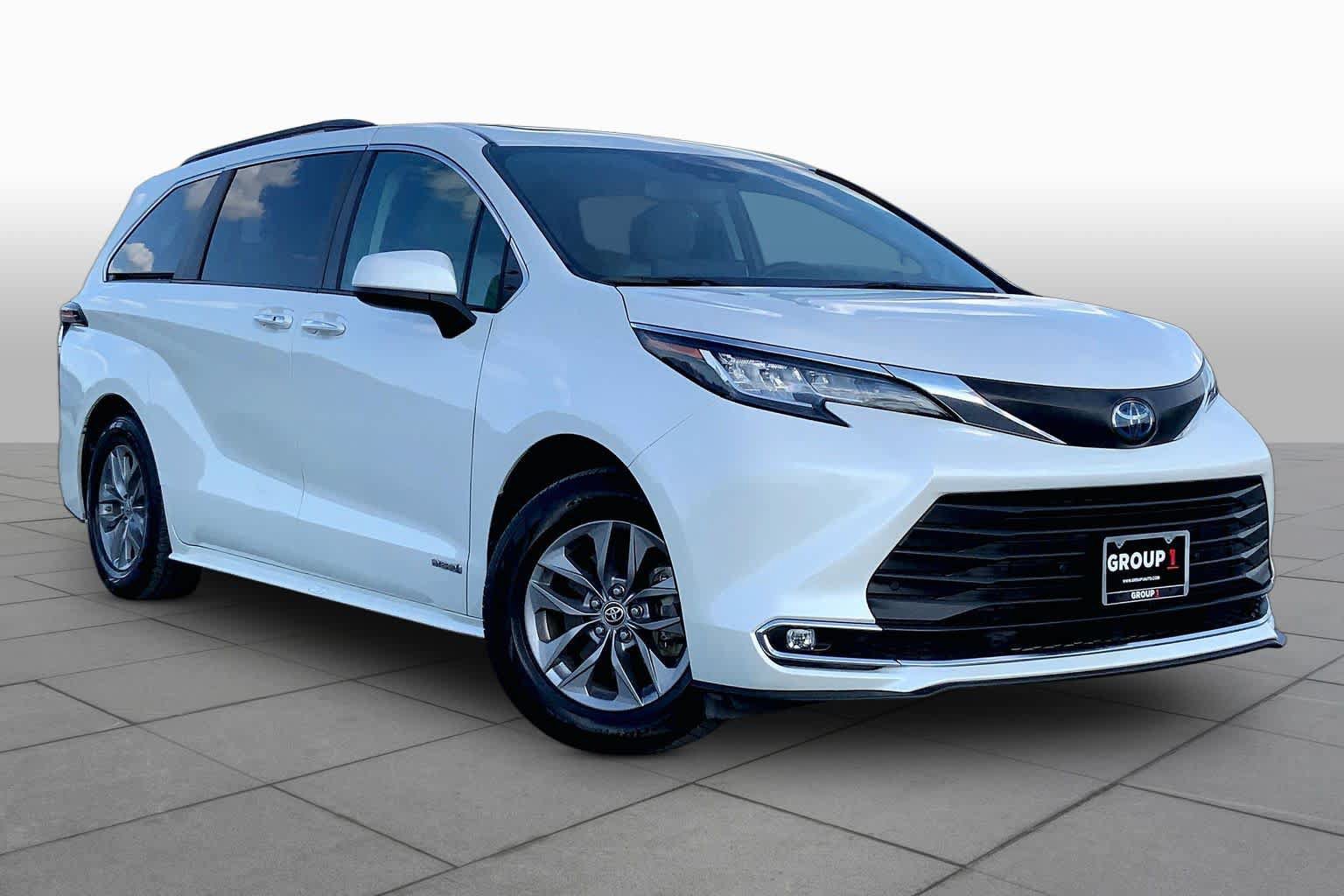 Used 2021 Toyota Sienna XLE w/ XLE Plus Package FWD image 3