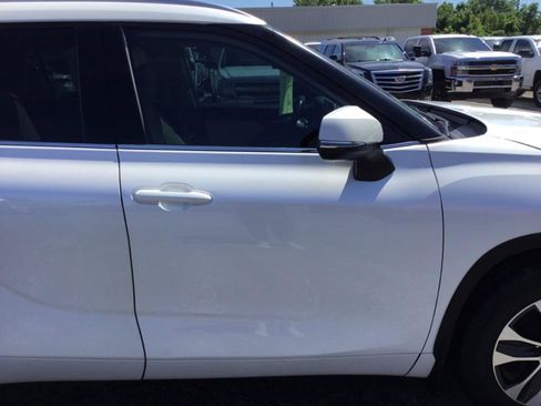 Used 2020 Toyota Highlander XLE FWD image 12