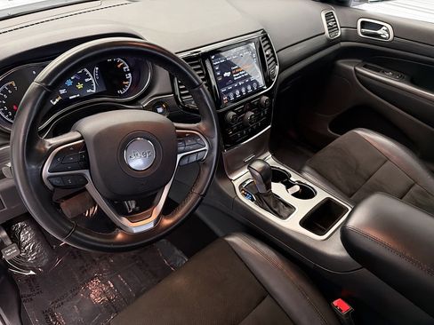 Used 2019 Jeep Grand Cherokee Laredo w/ Laredo X Package image 7