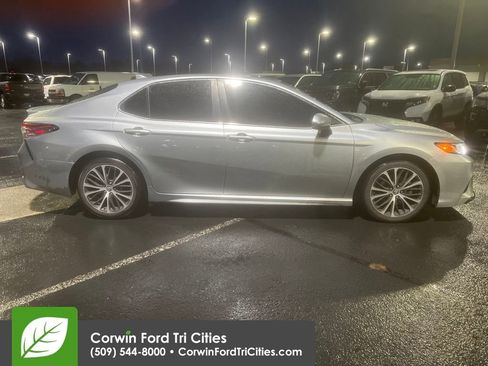 Used 2019 Toyota Camry L image 4