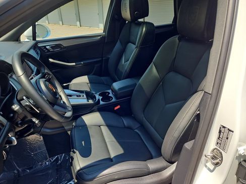 Certified 2026 Porsche Macan AWD/4WD image 5