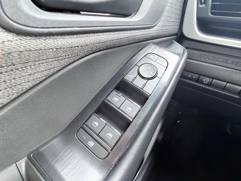 Used 2023 Nissan Rogue S AWD/4WD image 8