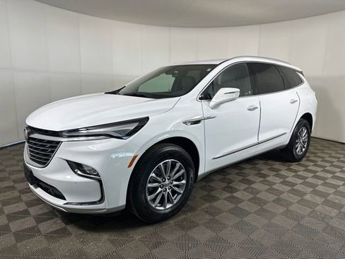 Used 2023 Buick Enclave Essence image 7