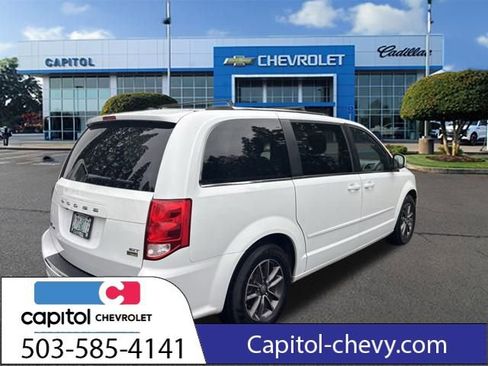 Used 2017 Dodge Grand Caravan SXT image 4