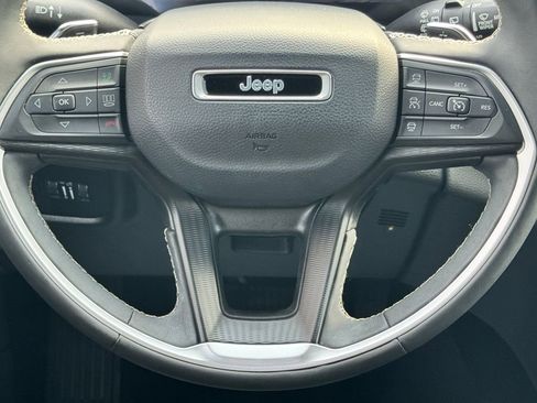 Used 2023 Jeep Grand Cherokee Altitude AWD/4WD image 21