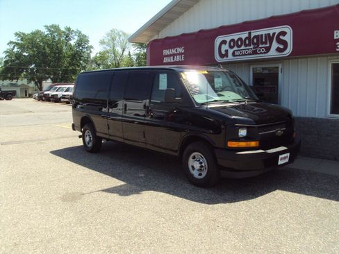 Used 2017 Chevrolet Express 3500 Extended RWD image 2