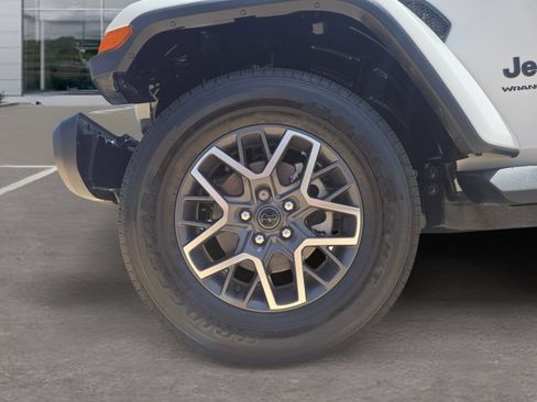 Used 2026 Jeep Wrangler Unlimited Sahara AWD/4WD image 10