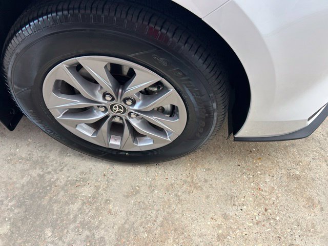 Used 2026 Toyota Sienna XLE FWD image 6
