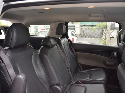 Used 2025 Kia Carnival FWD image 26