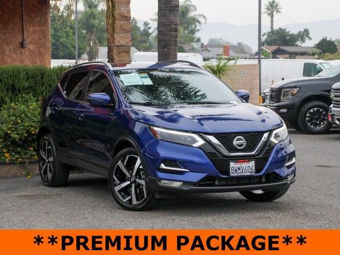 Used 2020 Nissan Rogue Sport SL w/ Premium Package image 2