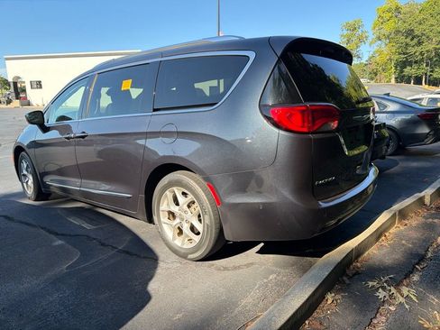 Used 2019 Chrysler Pacifica Touring-L w/ Advanced Safetytec Group FWD image 6