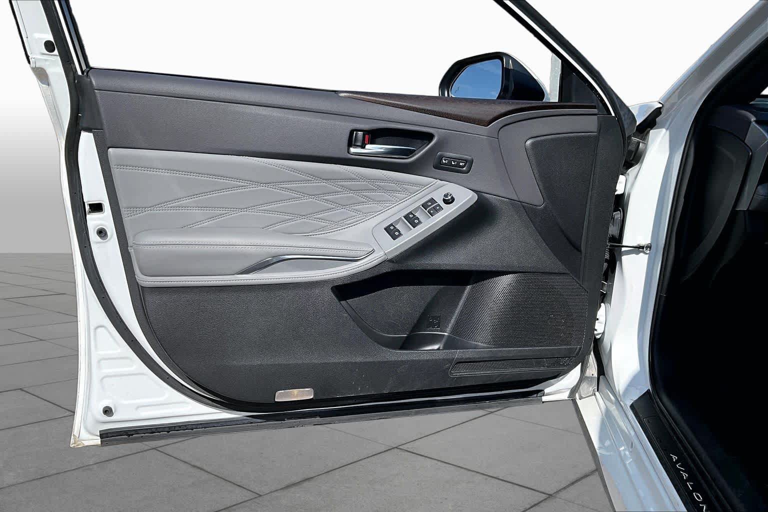 Used 2020 Toyota Avalon Limited FWD image 25
