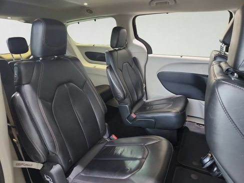 Used 2017 Chrysler Pacifica Touring-L FWD image 27