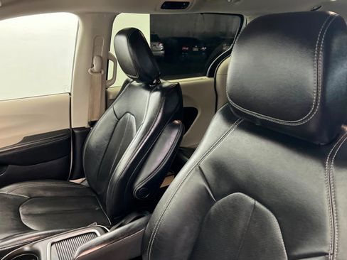 Used 2022 Chrysler Pacifica Touring-L image 16