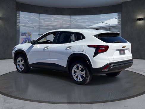 Used 2025 Chevrolet Trax LS FWD image 4