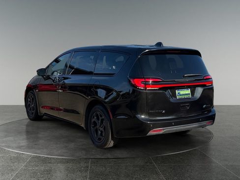 Used 2023 Chrysler Pacifica Limited w/ Uconnect Theater Family Group FWD image 7