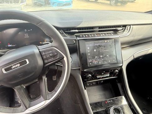 Used 2024 Jeep Grand Cherokee Altitude image 11