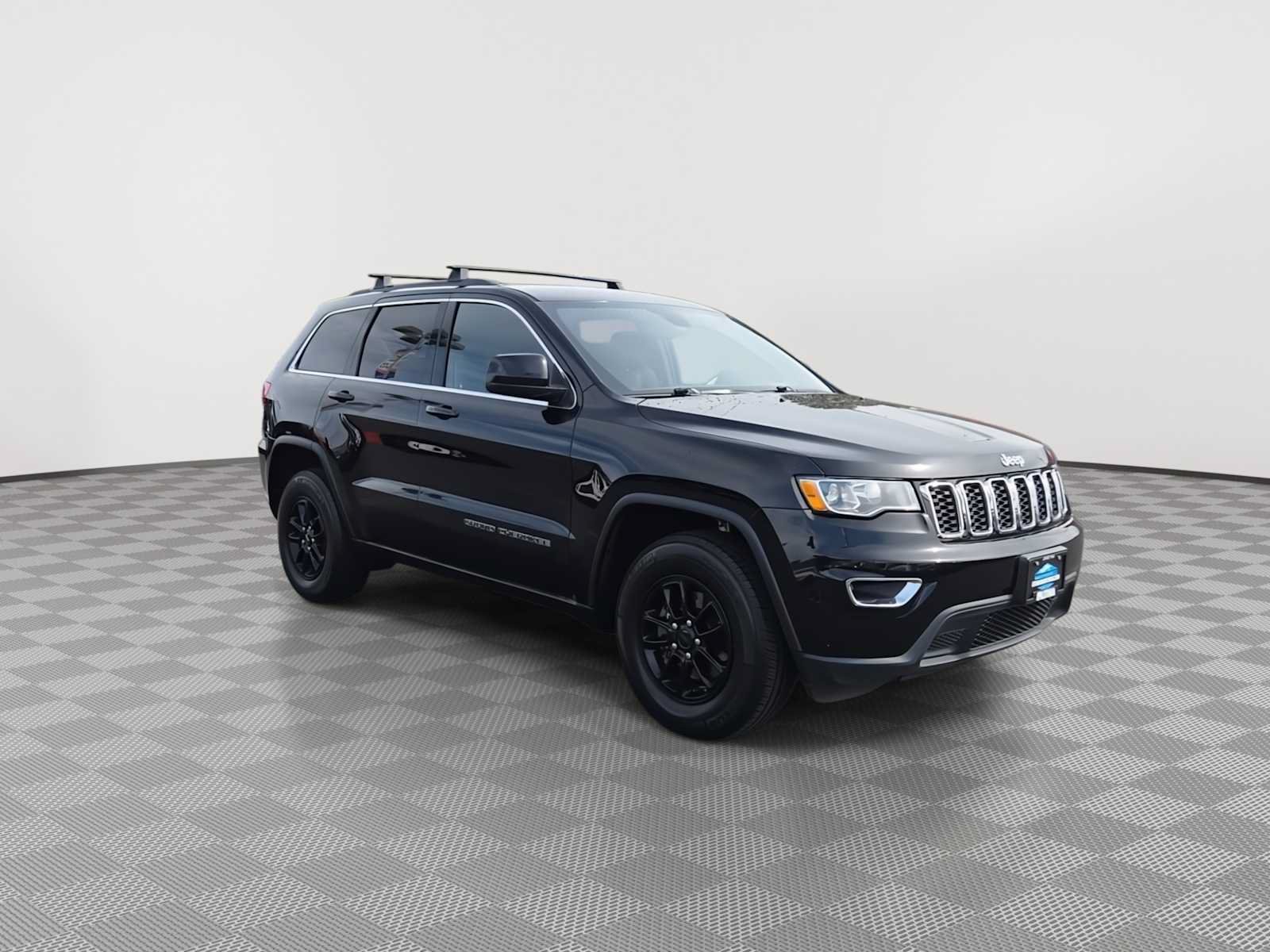 Used 2018 Jeep Grand Cherokee Laredo AWD/4WD image 2