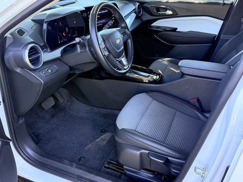 Used 2024 Chevrolet Trax LT w/ Driver Confidence Package FWD image 31