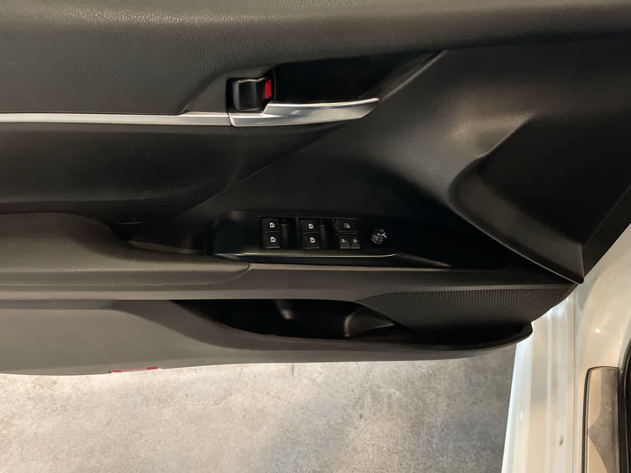 Used 2020 Toyota Camry SE FWD image 13