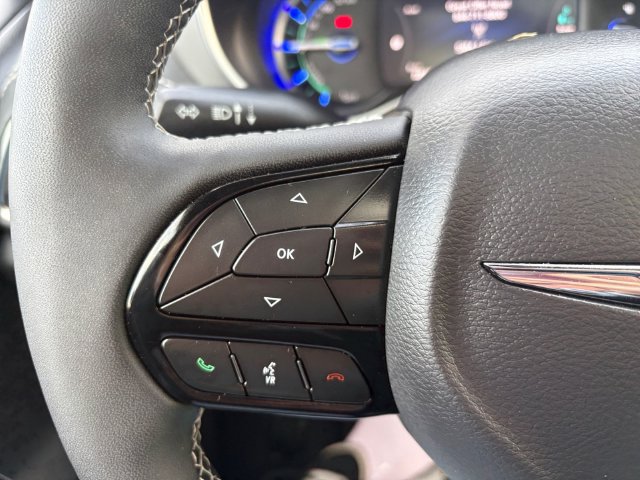 Used 2023 Chrysler Pacifica Limited w/ Uconnect Theater Family Group FWD image 11