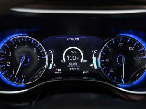 Used 2020 Chrysler Pacifica Limited image 18