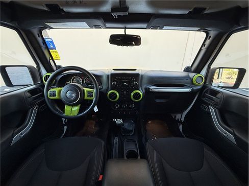 Used 2014 Jeep Wrangler Unlimited Sahara w/ Connectivity Group AWD/4WD image 8
