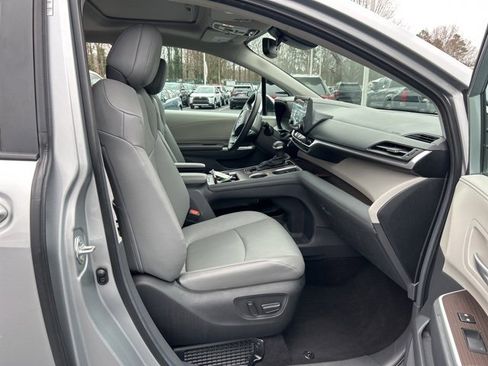 Used 2024 Toyota Sienna XLE image 17