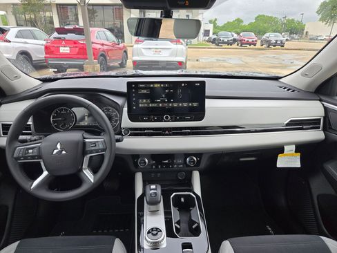 Used 2025 Mitsubishi Outlander SE FWD image 15