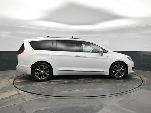 Used 2017 Chrysler Pacifica Limited w/ UConnect Theater Package image 9