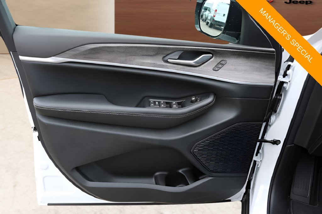 New 2026 Jeep Grand Cherokee Limited RWD image 9
