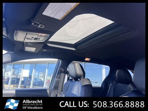 Used 2025 Toyota Sienna XLE Woodland Edition image 32