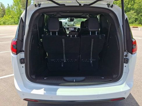Used 2025 Chrysler Pacifica Limited FWD image 29