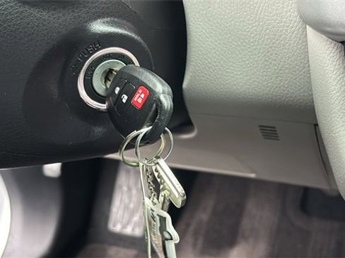 Used 2017 Toyota Highlander LE w/ Carpet Mat Package image 17