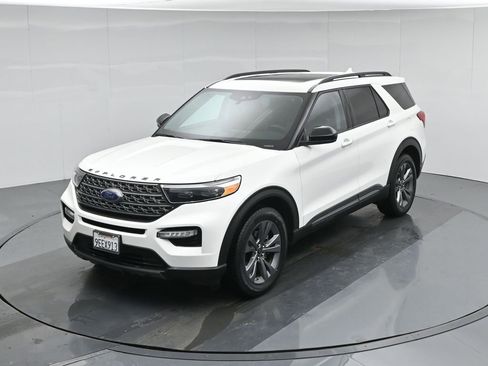 Certified 2023 Ford Explorer XLT w/ Equipment Group 202A image 44