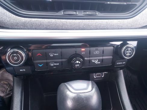 Used 2022 Jeep Compass Latitude w/ Sun and Sound Group AWD/4WD image 18