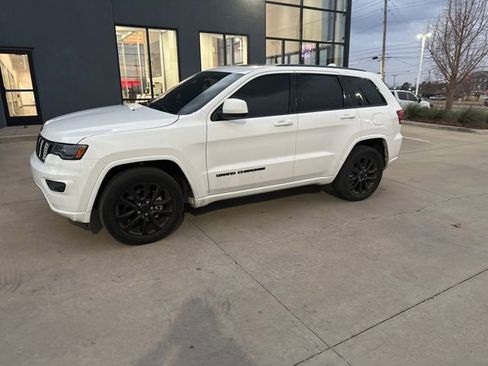 Used 2020 Jeep Grand Cherokee Altitude image 2