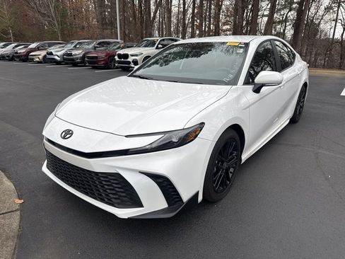 Used 2025 Toyota Camry SE image 12