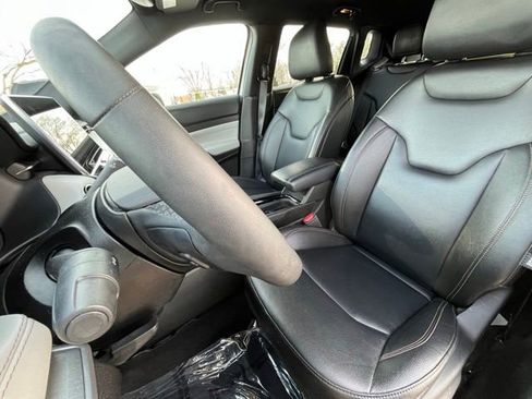 Used 2024 Jeep Compass Limited image 17