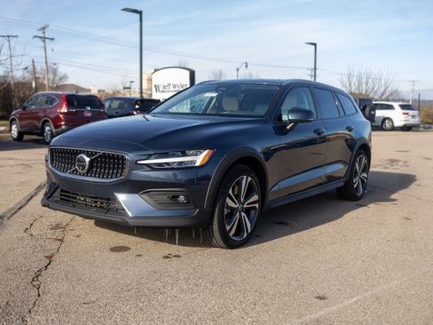 Used 2024 Volvo V60 B5 Cross Country Plus w/ Protection Package Premier image 22