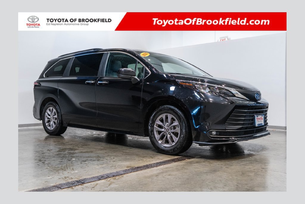 Used 2025 Toyota Sienna XLE FWD image 1