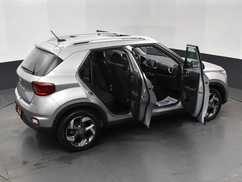 Used 2025 Hyundai Venue SEL FWD image 6