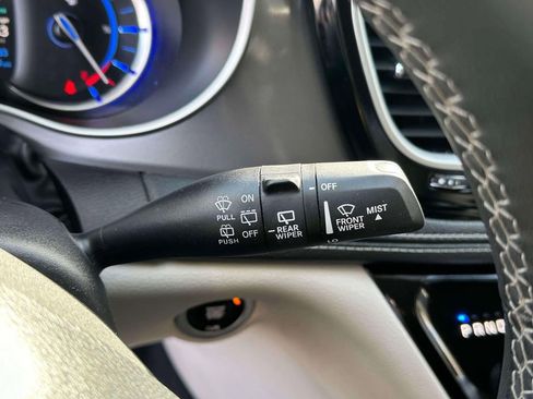Used 2023 Chrysler Pacifica Touring-L FWD image 24