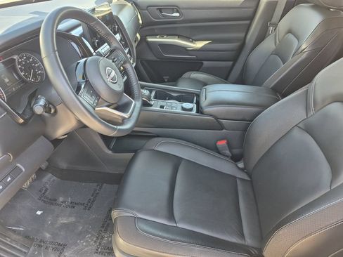 Used 2023 Nissan Pathfinder SL w/ SL Black Package AWD/4WD image 11