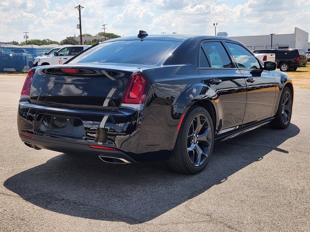 Used 2023 Chrysler 300 Touring L RWD image 4