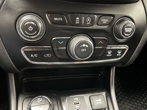 Used 2019 Jeep Cherokee Latitude Plus w/ Cold Weather Group image 21